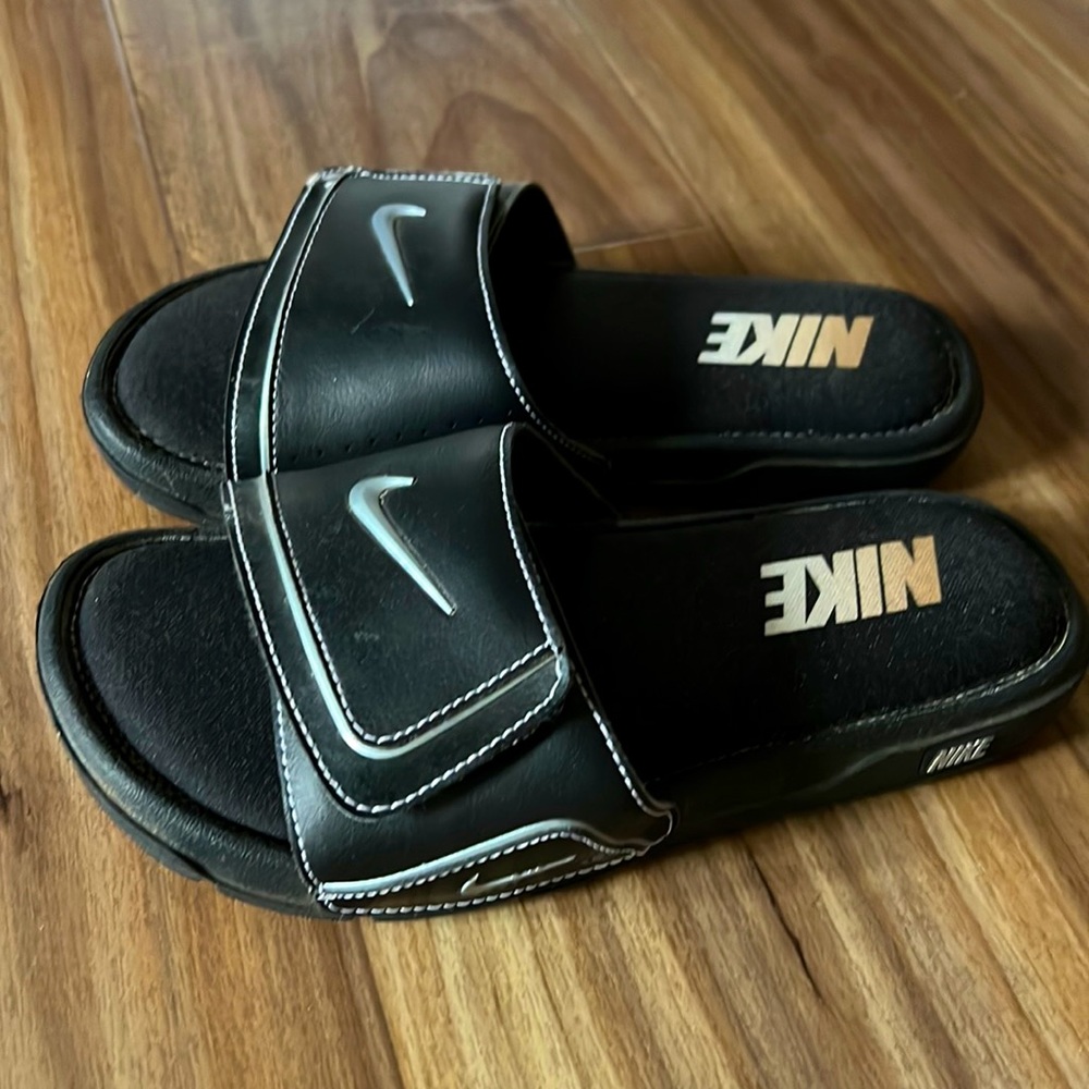 Nike Men’s size 7 slides Like New